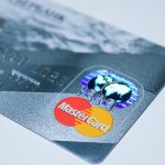 De ce nu e bine să plătești doar suma minimă pe cardul de credit