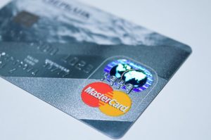 De ce nu e bine să plătești doar suma minimă pe cardul de credit