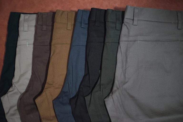 pantalonii de bărbați