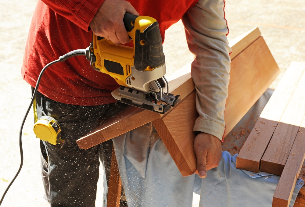 fierăstrău electric