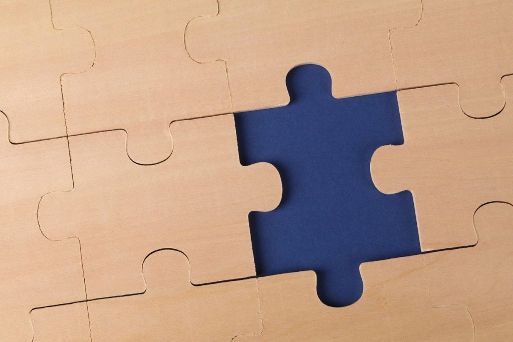 Puzzle din lemn cu o piesă lipsă, simbol pentru un brand absent din răspunsurile AI