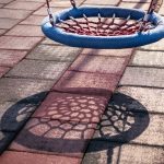 Pavaje decorative din beton în mai multe nuanțe, amenajate într-o zonă exterioară